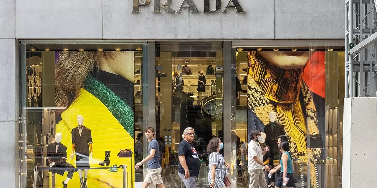 Brand Prada Hasilkan Ragam Koleksi Dengan Siluet Yang Unik