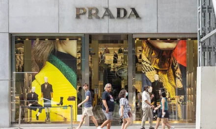 Brand Prada Hasilkan Ragam Koleksi Dengan Siluet Yang Unik