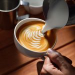 Seni Melukis Pada Secangkir Minuman Kekinia Semakin Populer