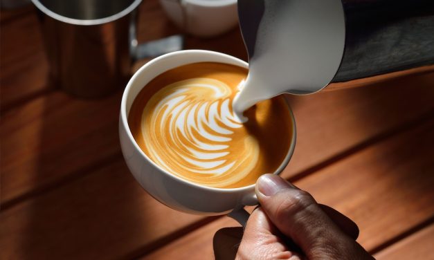 Seni Melukis Pada Secangkir Minuman Kekinia Semakin Populer