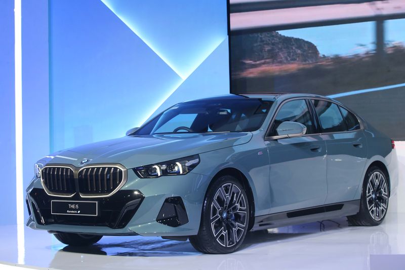 Mobil BMW i5 Dengan Fitur Autopilot Yang Canggih