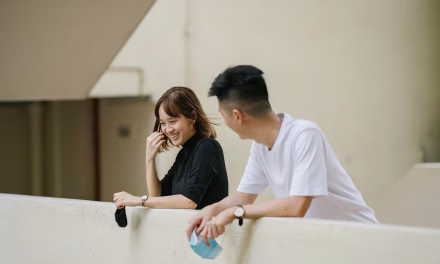 Kode Halus Cewek Pemalu Kalau Lagi Suka Sama Kamu